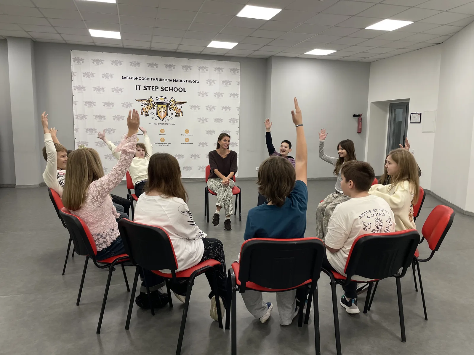 Учні обговорюють тему в колі